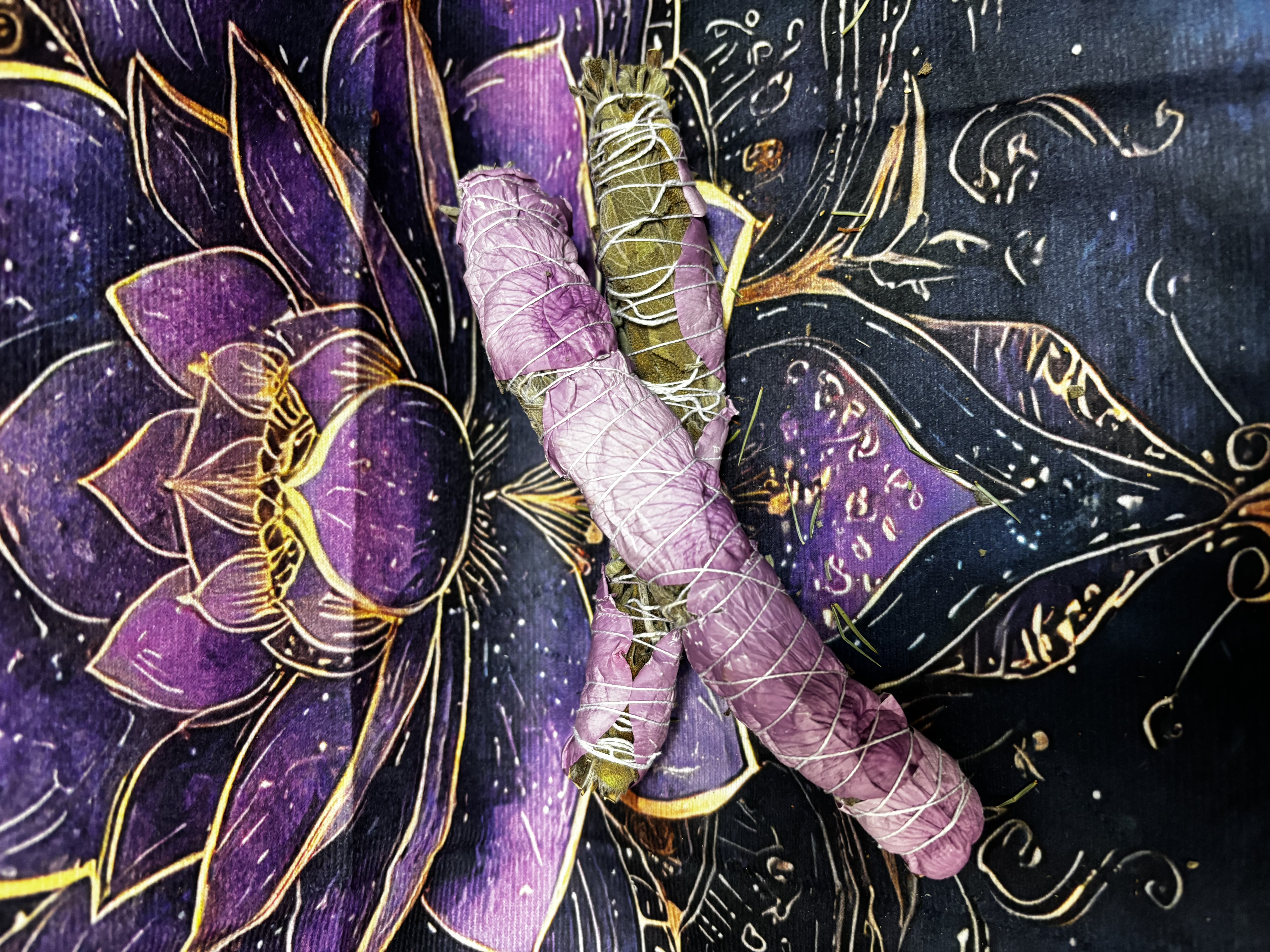 Atado de salvia y pétalos rosa Morada
